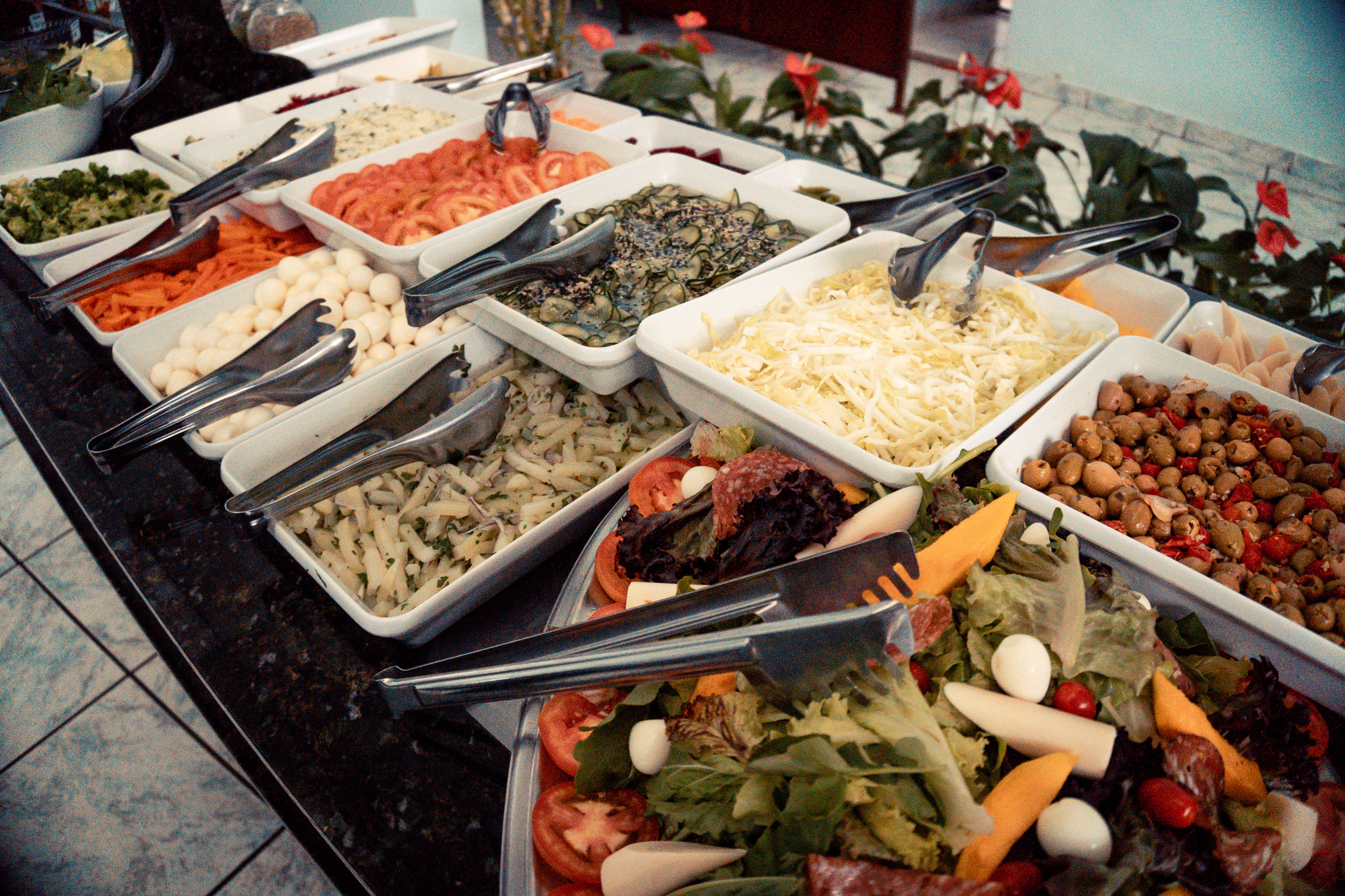 Buffet completo do Rainha Restaurante com grande variedade de pratos