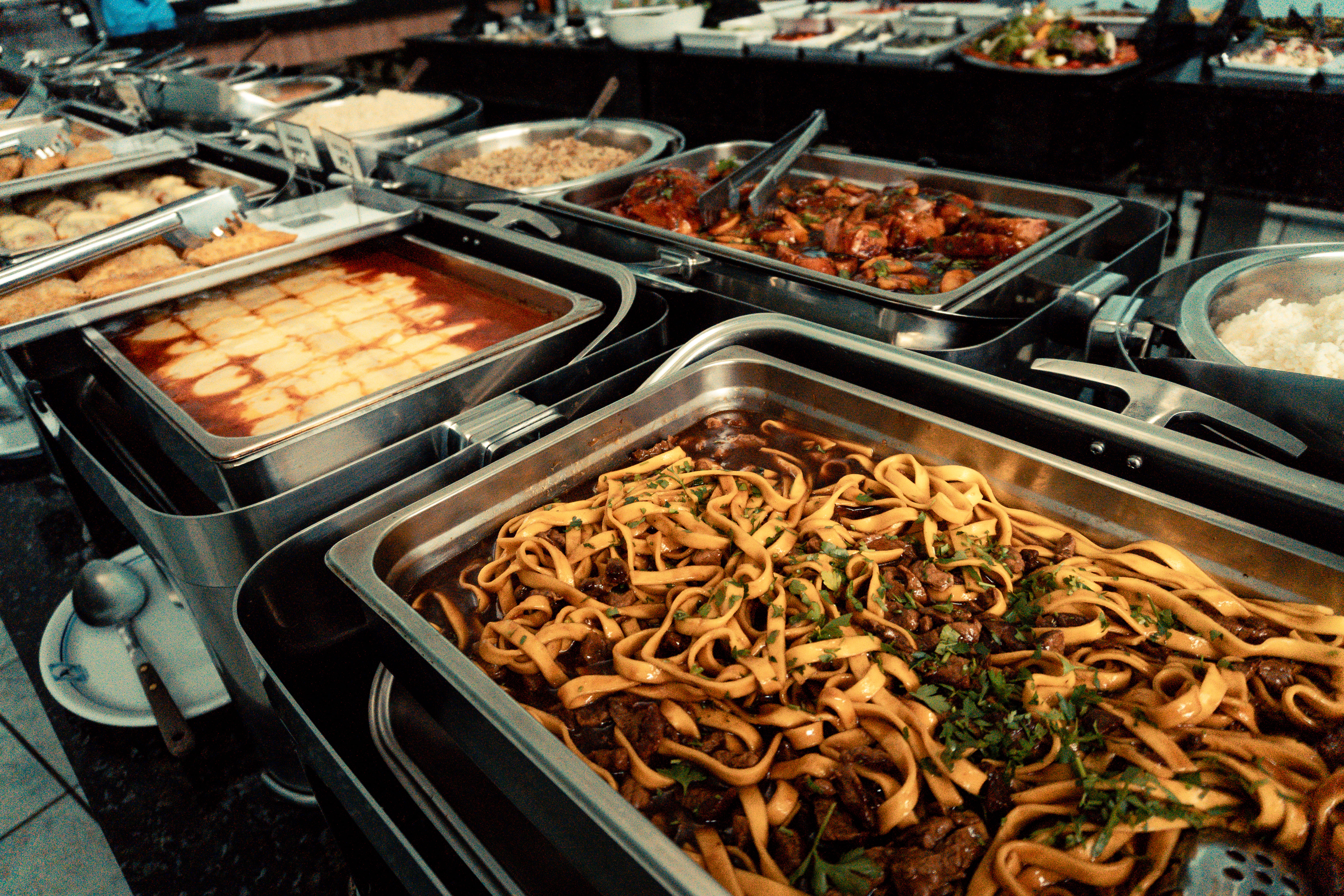 Seleção de saladas frescas e pratos frios do buffet do Rainha Restaurante