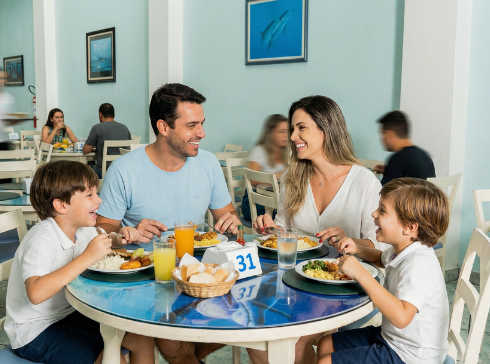 Família reunida no Rainha Restaurante desfrutando de refeição em ambiente acolhedor