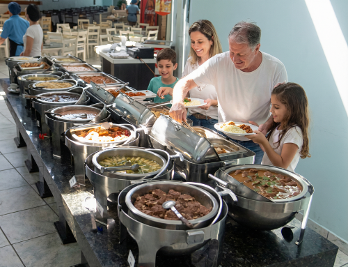 Clientes escolhendo sabores variados no buffet completo do Rainha Restaurante