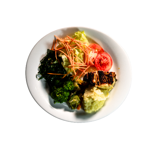 Prato com salada fresca do Rainha Restaurante